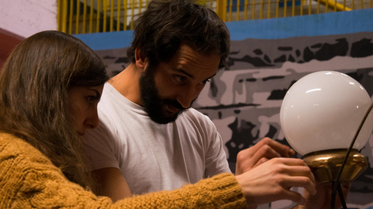 AL CREATIVE LAB RACCOGLIAMO MATERIALI PER TRASFORMARLI INSIEME: DECORIAMO CON GLI ABITI, LA STREET ART E NUOVE LUCI