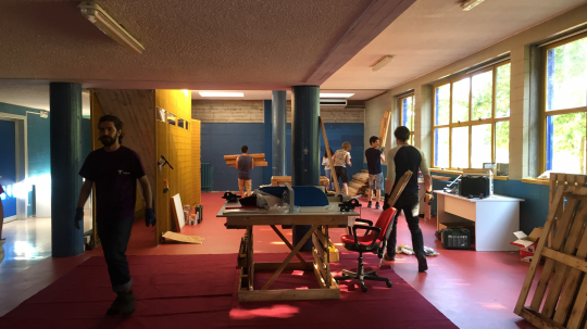 MAKE A PLACE SECONDA PUNTATA. AL CREATIVE LAB COSTRUIAMO LAMPADE, SEDUTE E TAVOLI PER GLI SPAZI COMUNI