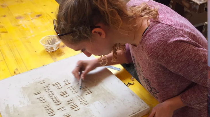 TRACCE VIRGILIANE: GRAZIE AD ARTBEATART I VERSI DEL SOMMO POETA INCISI SU PIETRA IN PIAZZA VIRGILIANA