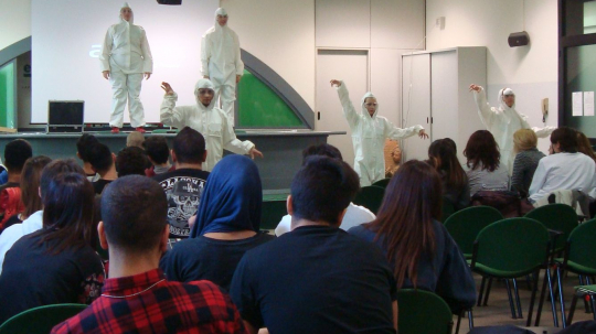 "SIAMO DOVE STIAMO": TEATRO MAGRO IRROMPE IN CLASSE E RACCONTA LA DICHIARAZIONE AMBIENTALE DI MANTOVA